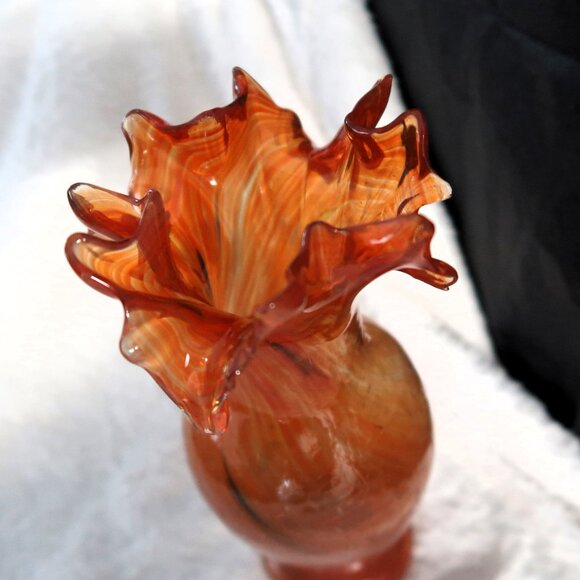 VINTAGE HAND BLOWN ORANGE CRACKLED GLASS VASE WITH RUFFLED TOP NINE INCHES TALL - Picture 5 of 12